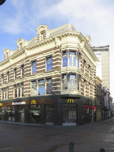 908710 Gezicht op het winkelhoekpand Oudegracht 136 te Utrecht, met rechts de Vinkenburgstraat.N.B. bouwjaar: 1890 ...